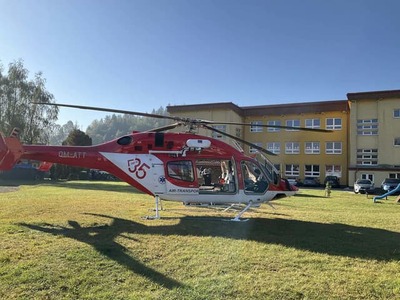 Slovenskom otriasa bezprecedentný masaker na Základnej škole v Staškove. Iba 13-ročný žiak na chodbe školy pobodal svoju spolužiačku aj dospelé pedagogičky, pričom 61-ročná učiteľka Božka ranám na mieste podľahla. Druhá zranená, školáčka Nelka, leží po masívnej strate krvi v kritickom stave v martinskej nemocnici. Na povrch pritom vyplávali nové mrazivé informácie o problémoch, ktoré útoku predchádzali.