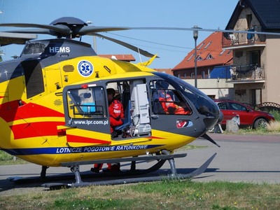 NOWOSIELEC  – Neopísateľná tragédia, z ktorej mrazí. V poľskej obci Nowosielec neďaleko mesta Stalowa Wola v Podkarpatskom vojvodstve sa vo štvrtok popoludní odohral hrozný incident. Len 18-mesačné dievčatko sa dostalo priamo pod kolesá osobného auta. Na miesto musel okamžite vzlietnuť záchranársky vrtuľník.