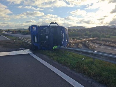 Diaľnica D1 pri obci Beluša je aktuálne neprejazdná v oboch smeroch. Na mieste je prevrátený kamión.