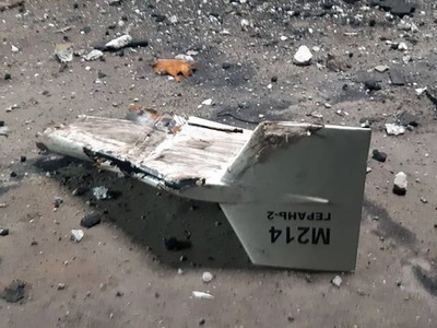 ANKARA – To, čo ešte donedávna patrilo len na bojisko, dnes nachádzajú aj dovolenkári. Na severnom pobreží Turecka pri Čiernom mori sa čoraz častejšie objavujú vojenské drony, ktoré podľa všetkého unášajú morské prúdy z oblasti vojny na Ukrajine. Niektoré z nich boli stále naložené výbušninami a úrady museli uzavrieť pláže aj evakuovať ľudí.