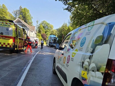 Policajti aktuálne zasahujú pri dopravnej nehode na ceste I/78 Oravský Podzámok smer Príslop. Cesta je momentálne úplne neprejazdná.