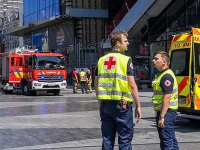 Záchranári celé hodiny pátrali po šiestich nezvestných robotníkoch po rozsiahlom požiari v centre Bruselu. Keď sa im podarilo dostať do jedného zo zablokovaných výťahov, objavili vnútri telá šiestich ľudí. Plamene sa počas tragédie šírili práve výťahovými šachtami.