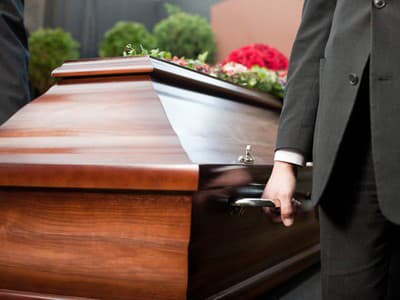 CHE-CHE – Rodina sa pripravovala na poslednú rozlúčku so ženou, ktorá dlhé roky bojovala s vážnymi chorobami. Keď prestala javiť známky života, príbuzní ju uložili do chladiacej rakvy a čakali na príchod ďalších členov rodiny. Na druhý deň však nevesta začula zvnútra slabé stonanie. Po otvorení rakvy zistili, že seniorka ešte žije. Jej príbeh sa napokon skončil tragicky.