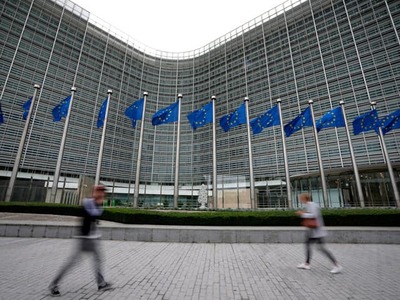 BRUSEL – Trinásť členských štátov Európskej únie vrátane Slovenska a Česka žiada zásadnú zmenu v tvorbe európskych zákonov. Podľa nich už nestačí iba zjednodušovať jednotlivé predpisy. Brusel by mal preveriť aj pravidlá, ktoré platia celé roky, a sústrediť sa na ich uplatňovanie namiesto neustáleho prijímania nových. Rakúsko preto prišlo s návrhom, ktorý nazýva rokom byrokratickej diéty.