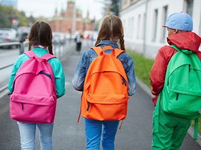 Aj keď sa školský rok oficiálne začal pred mesiacom, stále sa nájdu takí, ktorí hľadajú vhodnú školskú tašku pre svoje ratolesti. Dôvody sú rôzne. Stará doslúžila, potrebujú lepší model, alebo majú doma budúceho prváka. A keďže sa blížia Vianoce, mnohí už premýšľajú nad školskou výbavou ako darčekom. Spotrebiteľská organizácia dTest preto otestovala populárne školské tašky, pričom museli zvládnuť rôzne záťažové skúšky. Ako dopadli?