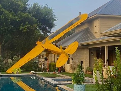 Malé jednomotorové lietadlo sa zrútilo na strechu rodinného domu v americkom štáte Texas. Pilot nehodu prežil s ľahšími zraneniami, príčinu pádu vyšetrujú federálne úrady. O incidente informovali miestne úrady.