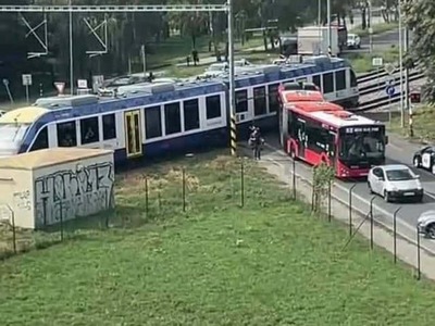 V hlavnom meste došlo k nehode autobusu MHD s osobným vlakom. Na mieste zasahuje polícia, hlásia jednu zranenú osobu. Železničné priecestie je neprejazdné.