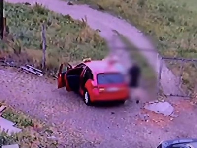 HLOHOVEC – Scéna ako z drsného akčného filmu alebo z najtemnejších čias slovenského podsvetia. Trnavskí kriminalisti aktuálne pracujú na objasnení šokujúceho zločinu vydierania a lúpeže, ktorý sa odohral uprostred bieleho dňa v Hlohovci. Terčom vopred naplánovaného a mimoriadne agresívneho útoku sa stal nič netušiaci vodič taxislužby.