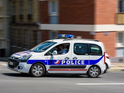 TOULOUSE – Desivý prípad vyšetruje polícia na juhu Francúzska. Bezmocnú postihnutú  93-ročnú ženu našli mŕtvu v jej vlastnom dome. Policajti objavili na jej tele spiaceho nahého muža. Výsledky pitvy teraz ukázali, že seniorka zrejme pred smrťou čelila sexuálnemu násiliu a brutálnemu fyzickému útoku.