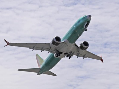 WASHINGTON – Americký Federálny úrad pre letectvo (FAA) upozornil na možný bezpečnostný problém v stovkách lietadiel Boeing 737 MAX. Niektoré sedadlá podľa úradu nemusia byť správne upevnené, čo by pri núdzovom pristátí alebo silných turbulenciách mohlo predstavovať riziko pre cestujúcich.
