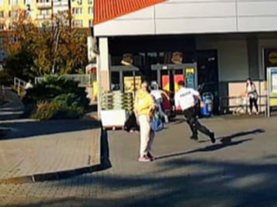 Obyčajná kontrola parkovania pred supermarketom v Lučenci sa zmenila na dramatickú naháňačku ako vystrihnutú z akčného filmu.