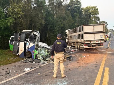Najmenej 22 ľudí dnes zomrelo a niekoľko ďalších bolo zranených pri dopravnej nehode na juhu Brazílie, kde sa zrazil autobus s nákladným autom, informujú miestne médiá s odvolaním sa na políciu.