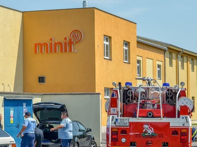 Tragédia vo firme MINIT v Dunajskej Strede. V pondelok popoludní tam došlo k vážnemu pracovnému úrazu, pri ktorom utrpel 31-ročný muž zranenia nezlučiteľné so životom. Podľa miestnych informácií mal byť muž nájdený priamo pri výrobnom stroji. Polícia okolnosti udalosti vyšetruje a v súvislosti s tragédiou už začala trestné stíhanie. Na mieste zasahovali všetky záchranné zložky.