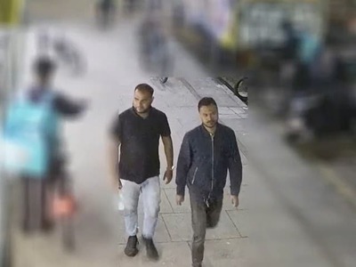 LONDÝN – LONDÝN – Iba 13-ročné dievča prežilo chvíle hrôzy po tom, čo ho dvojica mužov vylákala do parku vo východnom Londýne. Po sexuálnom útoku mu pomohol náhodný okoloidúci, páchatelia však zostávajú na slobode. Polícia po viac ako dvoch rokoch zverejnila kamerové zábery mužov, ktorých potrebuje identifikovať. Za informácie vedúce k ich dolapeniu ponúkajú odmenu 10-tisíc libier.