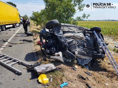 Čelná zrážka si vyžiadala ľudský život. Úsek cesty prvej triedy medzi Holicami a Dunajskou Stredou bol vo štvrtok popoludní pre dopravnú nehodu neprejazdný. Podľa predbežných informácií došlo k zrážke nákladného a osobného vozidla. Na mieste zasahovali záchranné zložky.