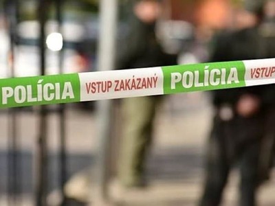 SEREĎ – Pokojný deň v priemyselnej zóne vystriedal obrovský šok a zásah záchranných zložiek. V odstavenom nákladnom vozidle v blízkosti miestneho logistického centra v Seredi (okres Galanta) bolo podľa našich informácii objavené telo muža bez známok života.