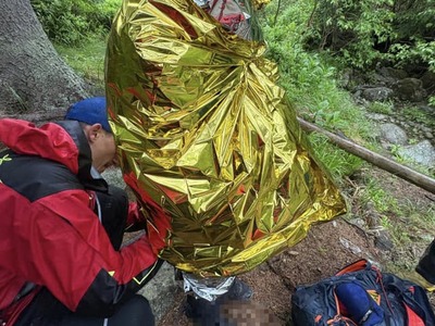 Ženu na vrchole Kriváňa vo Vysokých Tatrách trafil blesk, pri následnom páde utrpela ďalšie zranenia. Na svojej webovej stránke o tom informuje Horská záchranná služba (HZS).