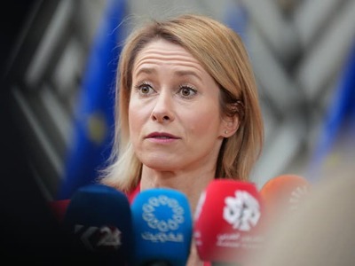 Na najvyšších poschodiach Európskej únie sa rozhorieva konflikt, ktorý sa už netýka len rozdielnych názorov na zahraničnú politiku. Do centra pozornosti sa dostala šéfka európskej diplomacie Kaja Kallasová, ktorej postavenie môže výrazne oslabiť pripravovaná reforma.