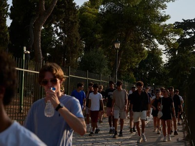 Klimatická zmena zasiahla Grécko naplno. Extrémne horúčavy a dlhodobé sucho ohrozujú zásoby vody práve v čase, keď tam prichádzajú tisíce turistov. Sedem ostrovov už vyhlásilo stav núdze a niektoré sú odkázané na balenú vodu.