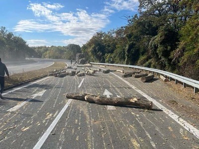 Horor nejedného vodiča sa dnes stal skutočnosťou a to hneď dvakrát. Potom, ako pri Beluši popadaná guľatina na niekoľko hodín úplne odstavila premávku na D1 sa podobná situácia odohrala aj na zemplíne. Ako zázrakom sa incident neskončil tragicky.