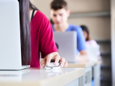 Počas pondelka sa mali rodičia a žiaci dozvedieť kompletné výsledky prijímacích konaní na stredné školy v systéme ePrihlášky. Pre problémy so systémom to však viacerí nedokážu, hovoria o nenačítaní systému či chybových hláškach. Z Ministerstva školstva, výskumu, vývoja a mládeže SR uviedli, že výsledky očakávajú desaťtisíce rodičov i žiakov a systém od pondelkového rána zaznamenáva mimoriadne vysokú návštevnosť. V niektorých momentoch preto môže dochádzať k pomalšiemu načítaniu údajov alebo oneskorenému zobrazovaniu výsledkov.