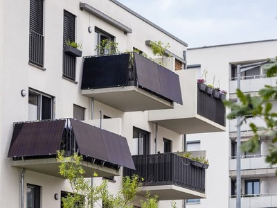 MAZARA DEL VALLO – Tragédiou sa skončil bežný večer v jednom z domov na Sicílii. Žena sa nachádzala na balkóne svojho bytu, keď sa jeho železobetónová časť náhle odtrhla. Spolu s ňou sa zrútila na zem. Záchranári ju ešte previezli do nemocnice, jej zranenia však boli príliš vážne.