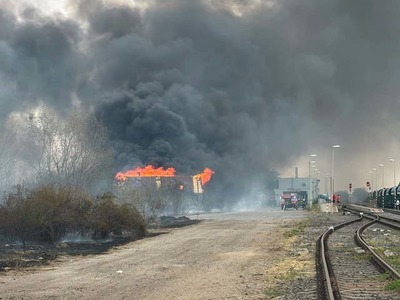 Hasiči momentálne zasahujú pri požiari viacerých objektov v blízkosti železničnej stanice v obci Dunajská Lužná v okrese Senec. Železničná doprava je v danom úseku zastavená. Informuje o tom polícia na sociálnej sieti.