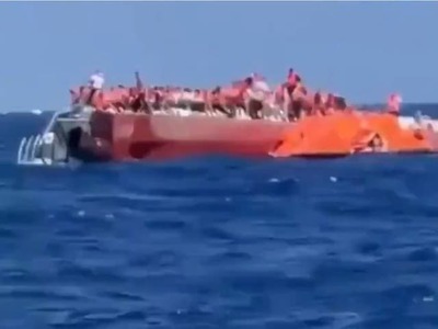 KYRENIA – Pokojná plavba z dovolenkového letoviska do Turecka sa zmenila na boj o život. Trajekt s 267 ľuďmi začal krátko po vyplávaní naberať vodu a prevrátil sa. Väčšinu cestujúcich sa podarilo zachrániť, tragédia si však vyžiadala najmenej osem životov a po ďalších ľuďoch záchranári stále pátrajú. Vyšetrovatelia teraz preverujú aj vážne obvinenia, ktoré vzniesli preživší voči posádke.