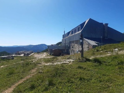 NÍZKE TATRY – Okolo jednej z najznámejších a najstarších vysokohorských chát na Slovensku sa rozpútal nekompromisný mocenský a právny boj. Chata M. R. Štefánika pod Ďumbierom, familiárne známa ako Štefánička, čelí turbulentným dňom po tom, čo jej dlhoročný chatár Igor Fabricius dostal od majiteľa objektu predčasnú výpoveď z nájmu. Hoci termín vypršania zmluvy je určený na 30. júna, ostrieľaný chatár, ktorý ikonu Nízkych Tatier vedie už viac ako tri dekády, sa odísť rozhodne nechystá a výpoveď považuje za neplatnú.