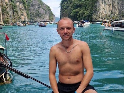 Do Thajska pricestoval, aby sa oženil so ženou, s ktorou plánoval spoločnú budúcnosť. Namiesto svadby však rodina 32-ročného Brita Kylea Campbella pripravuje jeho pohreb. Krátko pred obradom havaroval na motocykli a utrpel zranenie hlavy. Nemocnica ho po ošetrení prepustila, no nasledujúce ráno už neprežil.