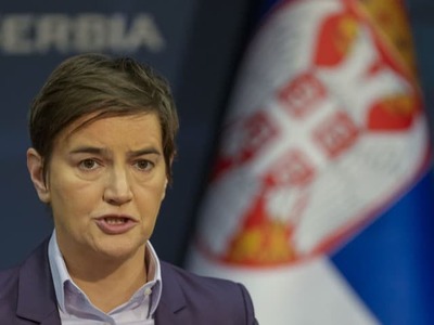 BELEHRAD – Srbský politik Aleksandar Vučić nečakane odstúpil z funkcie prezidenta. Výkon prezidentských právomocí tak dočasne preberá predsedníčka parlamentu Ana Brnabičová. Tá v minulosti prepísala politické dejiny krajiny ako prvá žena a zároveň prvá otvorene homosexuálna osoba na poste srbského premiéra. Dnes sa dočasne stáva najvyššou predstaviteľkou štátu.