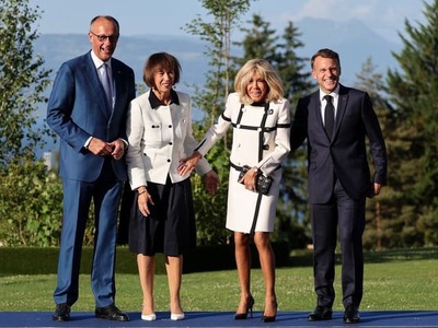 Jediná fotografia zo summitu G7 spustila lavínu vtipov. Keď sa do žartov zapojil aj úrad nemeckého kancelára, rozprúdila sa diskusia o tom, kde sa končí humor a začína politika.