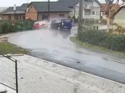 Zábery, z ktorých tuhne krv. V obci na juhu Slovenska pri Rimavskej Sobote došlo dnes k hrozivej zrážke dodávky a osobného auta. Polícia sa rozhodla zverejniť video z incidentu.