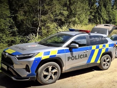 STARÁ MAŠA – V osade Stará Maša pri Krompachoch došlo k zrážke auta s päťročným chlapcom, ktorý utrpel zlomeniny nohy a skončil v nemocnici. Okolnosti nehody však vyvolávajú spory. Kým miestni tvrdia, že vodič išiel rýchlo, muž to odmieta. Po incidente mu príbuzní dieťaťa poškodili auto a on sám tvrdí, že musel utiecť pred ľuďmi so sekerami.