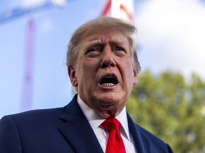 WASHINGTON –  Nezvyčajné pohyby čeľuste Donalda Trumpa vyvolali po jeho vystúpení ďalšiu diskusiu o zdravotnom stave amerického prezidenta. Pozornosť však upútalo aj to, čo povedal vlastným priaznivcom – a ako nadšene na jeho slová zareagovali.