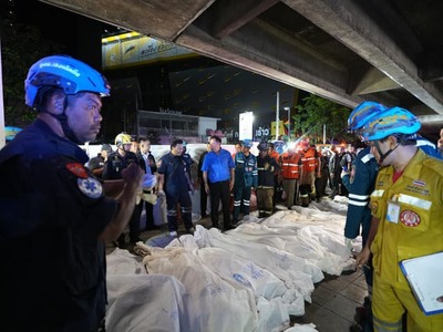 Najmenej 27 ľudí zahynulo pri požiari, ktorý zachvátil bar v thajskej metropole Bangkoku. S odvolaním sa na miestne úrady to napísala agentúra AP. Podľa premiéra Anutina Čánvirakuna niekoľko ďalších ľudí previezli záchranári do nemocnice. Príčina požiaru zatiaľ nie je jasná.