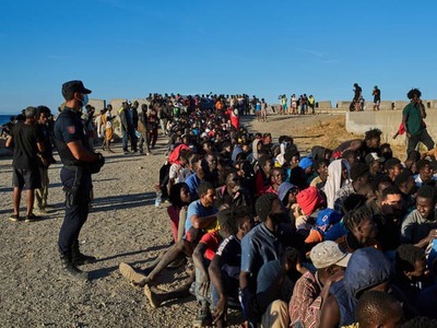 V španielskej Ceute prevláda chaos a nepokoje po tom, ako sa migrantom podarilo minulý týždeň preniknúť cez miestne obranné zložky. Od tej doby pribudlo v oblasti stovky až tisíce nelegálnych utečencov. Situácia je vážna, do ulíc vyrazili ozbrojení vojaci. Do EÚ preniklo aj mnoho utečencov so strelnými zbraňami.