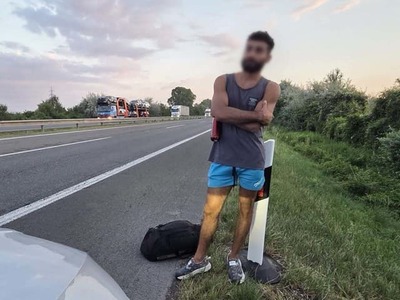 Zo zákazov si ťažkú hlavu nerobil a z Viedne do Brna sa vybral po diaľnici - pešo. Muža na netradičnej túre museli zastaviť až policajti, ktorí dostali upozornenie na chodca pohybujúceho sa po D2. Z diaľnice ho vykázali a naparili mu pokutu. Ak si však mysleli, že tým je vec vybavená, veľmi sa mýlili. Prešlo iba pár hodín a nedisciplinovaný chodec bol späť.