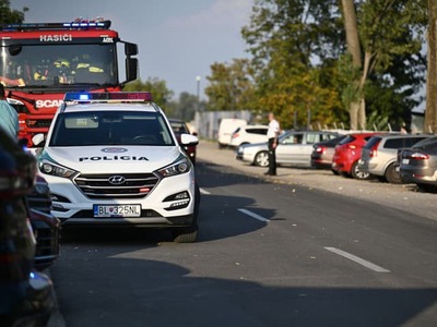 Polícia v súčinnosti s ďalšími záchrannými zložkami zasahuje na termálnom kúpalisku v Diakovciach. Počas kúpania boli viaceré osoby vystavené kontaktu s neznámou látkou, ktorá u nich vyvolala zdravotné ťažkosti. Tie si vyžiadali lekárske ošetrenie privolanou záchrannou zdravotnou službou priamo na mieste. Informáciu o úniku neznámej látky na kúpalisku v okrese Šaľa potvrdil hovorca Krajského riaditeľstva Policajného zboru v Nitre Tomáš Havetta.