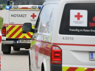 Obrovská tragédia zasiahla rakúsku spolkovú krajinu Vorarlbersko. Pri kúpaní v rieke Ill pri meste Bludenz prišli o život traja ľudia vrátane 10-ročného chlapca. Podľa prvých zistení ich pod vodou zachytil mimoriadne nebezpečný vodný prúd, z ktorého sa nedokázali dostať ani napriek rozsiahlej záchrannej akcii.