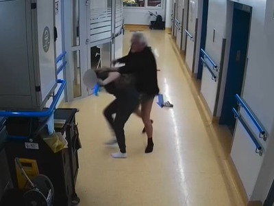Zahnal sa na ňu, udrel ju do hlavy a začal ju škrtiť. Na Urgentný príjem v nemocnici na Kramároch bol privezený opitý muž, ktorý brutálnym spôsobom fyzicky napadol zdravotnú sestru. Nemocnica sa rozhodla zábery zverejniť.