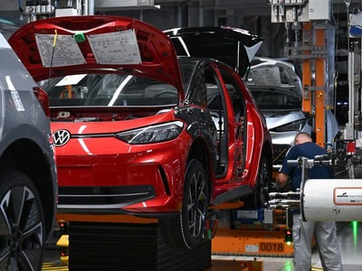 Bratislavský závod Volkswagen Slovakia na tri týždne pozastaví výrobu vozidiel. Ide o pravidelnú letnú odstávku, počas ktorej tisíce zamestnancov firmy čerpajú celozávodnú dovolenku a zároveň sa realizujú práce, ktoré nie je možné vykonávať počas plnej prevádzky. Výroba bude zastavená od 20. júla do 9. augusta, informovala v piatok hovorkyňa spoločnosti Lucia Kovarovič Makayová.
