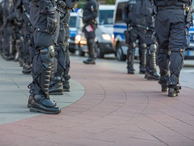 Zásahové jednotky nemeckej polície zatkli v Hamburgu 26-ročného Lotyša. Podľa stredajších informácií portálu týždenníka Der Spiegel je muž podozrivý z plánovania sabotážnych útokov na výrobný závod na Slovensku. Cieľom mal byť objekt, v ktorom sa vyrábajú bezpilotné systémy.