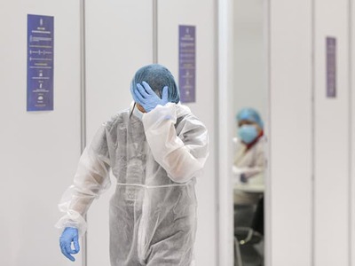 Bangladéš zápasí s rozsiahlou epidémiou osýpok, ktorá si už vyžiadala viac než tisíc obetí, prevažne medzi malými deťmi. Za prudkým šírením nákazy stoja aj medzery v očkovaní a nedostatky v zdravotníckom systéme. Odborník na vakcíny spolupracujúci so Svetovou zdravotníckou organizáciou (WHO) upozorňuje, že skúsenosť krajiny by mala byť varovaním pre celý svet.