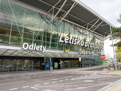 Na Letisku Milana Rastislava Štefánika v Bratislave bolo v nedeľu po prílete jedného z letov potrebné prijať preventívne bezpečnostné opatrenia v súvislosti s nálezom neznámej bielej látky v batožinovom priestore lietadla. Cestujúci preto museli dočasne zotrvať v priestoroch letiska. Potvrdila to hovorkyňa letiska Veronika Demovičová.
