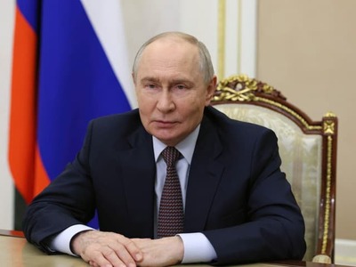 MOSKVA – Rokovania o ukončení vojny na Ukrajine môžu priniesť oveľa väčší problém, než sa pôvodne očakávalo. Kremeľ sa podľa diplomatických zdrojov pripravuje využiť mierové rozhovory na presadenie požiadaviek, ktoré by zásadne zmenili bezpečnostnú situáciu v Európe. Ich dôsledky by mohlo pocítiť aj Slovensko.