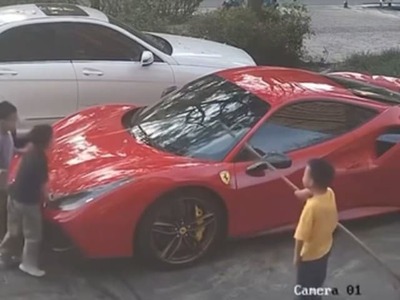 KCHUN-MING – Majiteľ luxusného Ferrari odišiel na pracovnú cestu a svoje červené športové auto nechal zaparkované na vyhradenom mieste. Keď sa vrátil, nestačil sa čudovať. Štvorica malých chlapcov si z vozidla za stovky tisíc eur spravila detské ihrisko. Ich vyčíňanie zachytili bezpečnostné kamery a rodičov napokon čakalo nepríjemné vysvetľovanie aj účet za škodu.