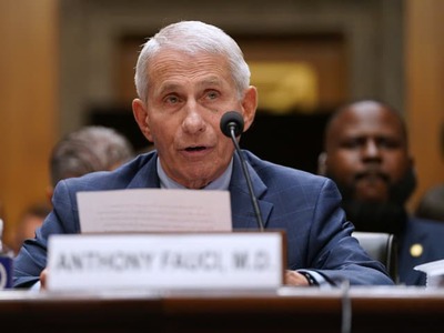 Americký lekár a imunológ a bývalý predseda Národného ústavu pre alergie a infekčné ochorenia (NIAID) Anthony Fauci v stredu s odvolaním na piaty dodatok americkej ústavy odmietol vypovedať pre republikánmi ovládaným senátnym výborom pre vnútornú bezpečnosť a vládne záležitosti. Senátori sa bývalého poradcu pre pandémiu ochorenia COVID-19 počas úradovania prezidenta Joea Bidena chceli pýtať na kroky, ktoré uskutočnil počas riešenia pandémie. Informuje o tom agentúra AP a televízie CNN a NBC.