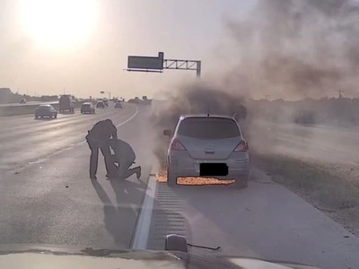 Rutinná dopravná kontrola sa v americkom Texase v priebehu niekoľkých sekúnd zmenila na boj o život. Policajt vytiahol vodiča z horiaceho auta doslova na poslednú chvíľu. Dramatický zásah zachytili palubná aj telová kamera.
