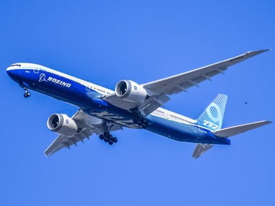 Pakistanské úrady pátrajú po nákladnom lietadle Boeing 737, ktoré zmizlo z radarov počas letu zo Spojených arabských emirátov do Karáči. Posádka ešte pred stratou spojenia hlásila problémy s navigáciou.